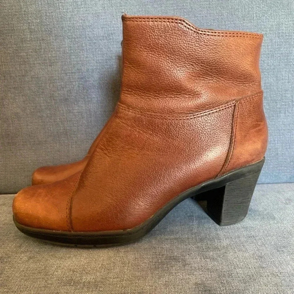 Woman’s Clark’s Brown Leather Block Heeled Ankle Square Toe Y2K Boots Size 6 - Picture 1 of 11